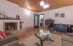 Interior - Awesome home in Manjadvorci (Manjadvorci)