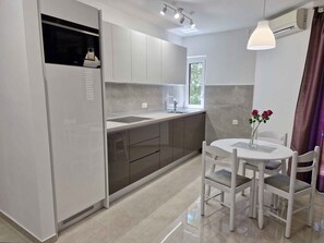 Fridge, microwave, stovetop, dishwasher - Holiday apartment with air conditioning (Baška)