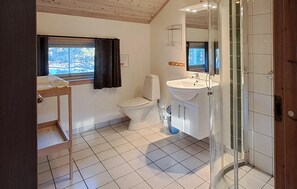 A bathroom with a toilet, sink, and shower area. - Pet friendly home in Dølemo with sauna (Dølemo)