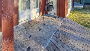 A wooden deck with a metal grate and a hanging pot rack. - Pet friendly home in Dølemo with sauna (Dølemo)