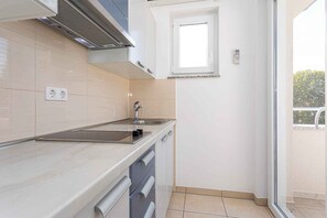 Réfrigérateur, micro-ondes, plaque de cuisson, cafetière/bouilloire