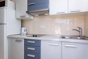 Réfrigérateur, micro-ondes, plaque de cuisson, cafetière/bouilloire