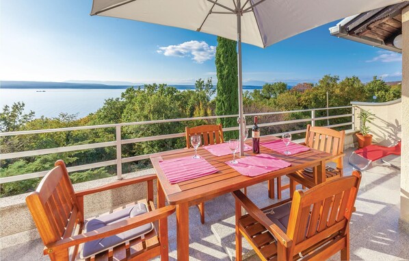 Outdoor dining - 1 bedroom nice apartment in Dramalj (Dramalj)