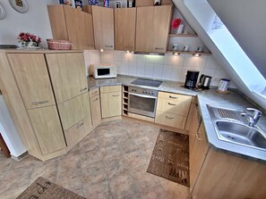 Kühlschrank, Mikrowelle, Ofen, Geschirrspüler