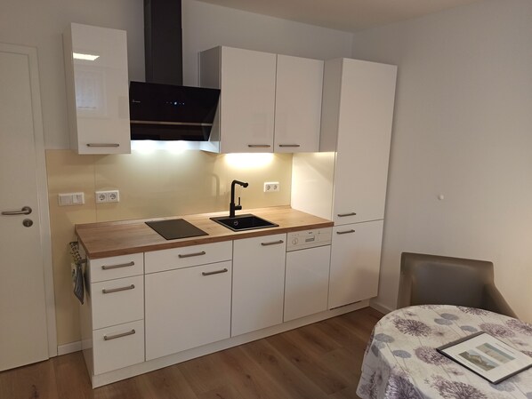 Kühlschrank, Mikrowelle, Geschirrspüler