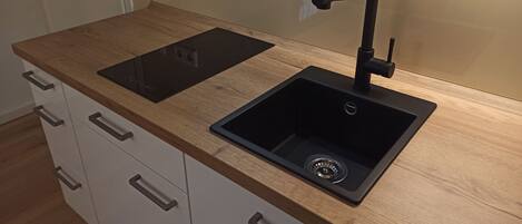 Geladeira, micro-ondas, lava-louças, cafeteira/chaleira