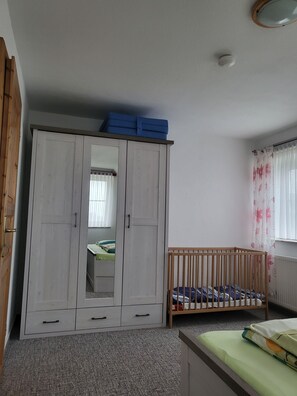 4 bedrooms, travel cot, WiFi