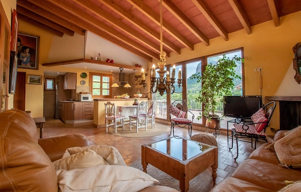TV, fireplace - Beautiful home in Alaró (Alaró)