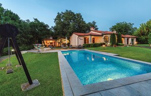 Una piscina cubierta
