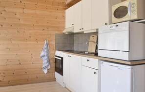 Kühlschrank, Mikrowelle, Herdplatte, Wasserkocher mit Kaffee-/Teezubehör