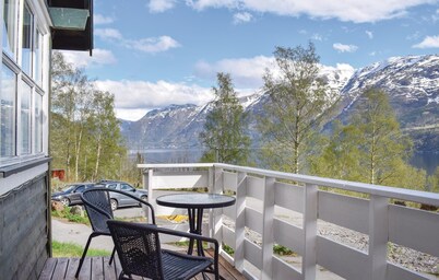 Gorgeous home in Vallavik with WiFi