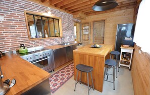 Réfrigérateur, un four, surface de cuisson, lave-vaisselle