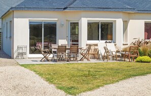 Outdoor dining - 2 bedroom nice home in Kerlouan (Kerlouan)