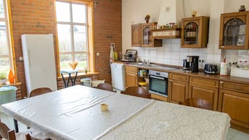 Frigorífico, microondas, horno y lavavajillas
