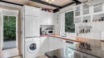 Køleskab, kogeplade, opvaskemaskine, kaffe-/temaskine