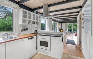 Kylskåp, mikrovågsugn, spishäll och diskmaskin
