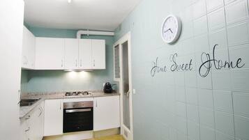 Een koelkast, een kookplaat, een koffiezetapparaat/waterkoker