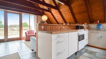 Réfrigérateur, micro-ondes, plaque de cuisson, lave-vaisselle