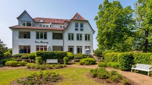 A two-story building with a sign reading "Unser Haus". - At the Dünenweg uns Hüsung Whg. 3 - at the dune path uns Hüsung Whg. 3 (Ostseebad Boltenhagen)