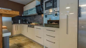 Frigorífico, placa de cocina, lavavajillas y cafetera o tetera