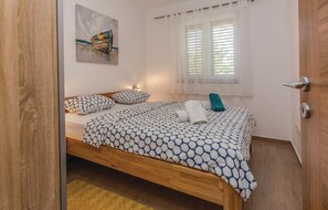 8 bedrooms, travel crib, free WiFi, bed sheets