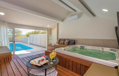 Awesome home in Pridraga