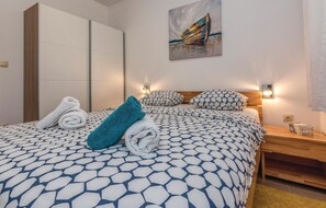 Travel crib, free WiFi, bed sheets - Lovely home in Pridraga (Pridraga)
