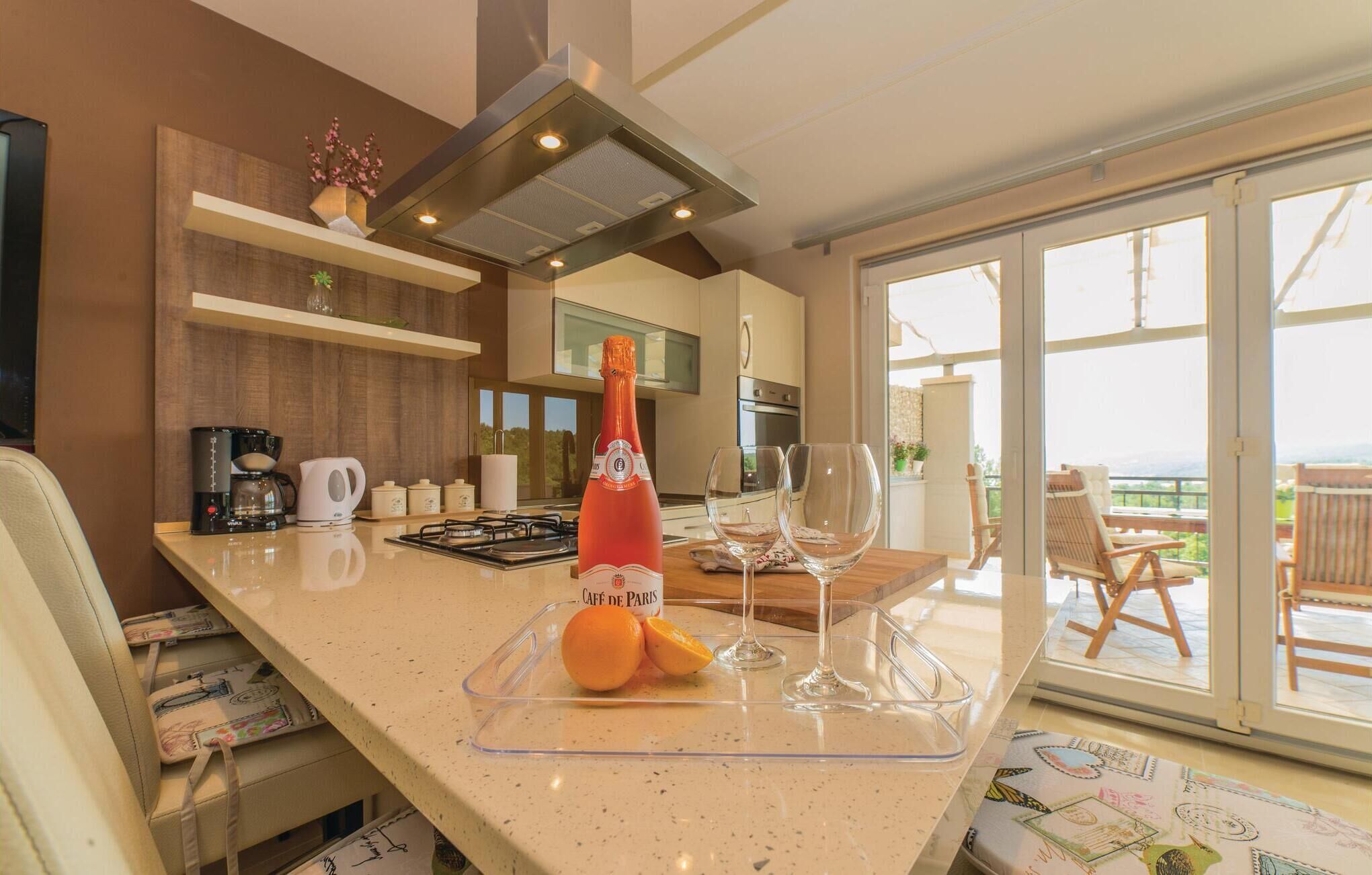 Kjøleskap, kokeplater, oppvaskmaskin og kaffetrakter/tekoker