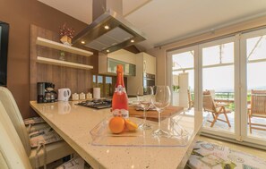 Kjøleskap, kokeplater, oppvaskmaskin og kaffetrakter/tekoker