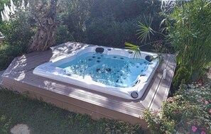 Bain à remous extérieur