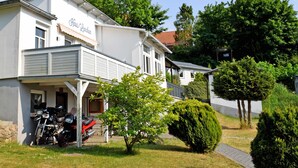 A two-story building with a balcony and a sign reading "Haus Lachen". - Vacation Rental in the Baltic Sea Resort of Göhren (01) - Vacation Rental with a Balcony (01) (Göhren)