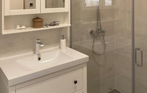 Bathtub - Luxurious home in Cabrunici (Cabrunici)
