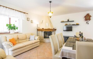 Fernseher, Kamin, DVD-Player