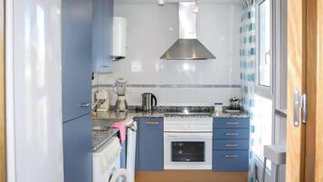 Een koelkast, een kookplaat, een vaatwasser