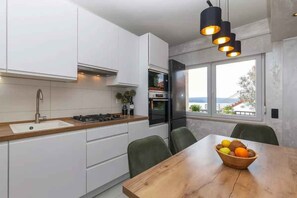 Kühlschrank, Mikrowelle, Ofen, Herdplatte