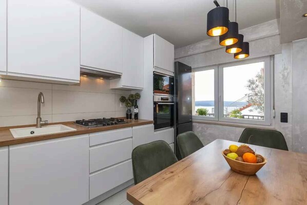 Fridge, microwave, oven, stovetop - Holiday home with air conditioning (Dramalj)