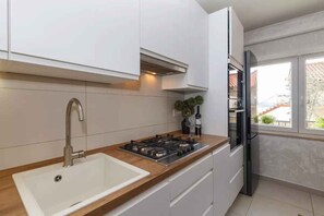 Fridge, microwave, oven, stovetop - Holiday home with air conditioning (Dramalj)