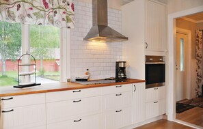 ثلاجة، موقد طهي مسطح، غسالة أطباق، ماكينة لصنع القهوة/الشاي