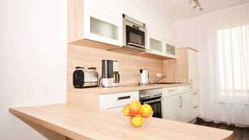 Kühlschrank, Mikrowelle, Ofen, Geschirrspüler