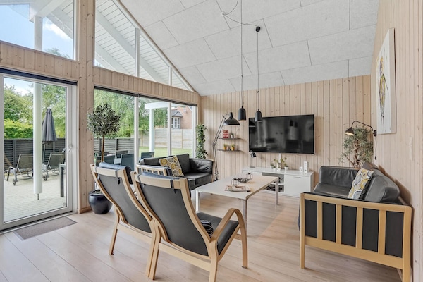 Tv, eldstad, dvd-spelare och bordsfotboll