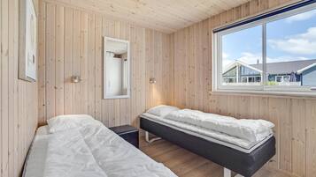 6 bedrooms, travel crib, free WiFi