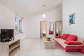 TV - Holiday apartment with air conditioning and pool (����ilo)