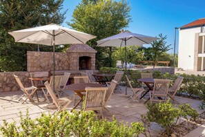 Outdoor dining - Holiday apartment with air conditioning and pool (����ilo)