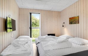 5 bedrooms, travel cot, free WiFi
