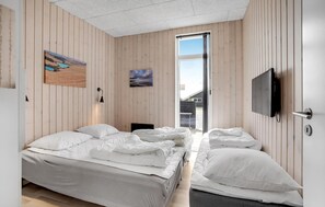5 bedrooms, travel cot, free WiFi