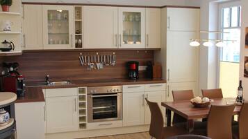 Kühlschrank, Mikrowelle, Ofen, Geschirrspüler