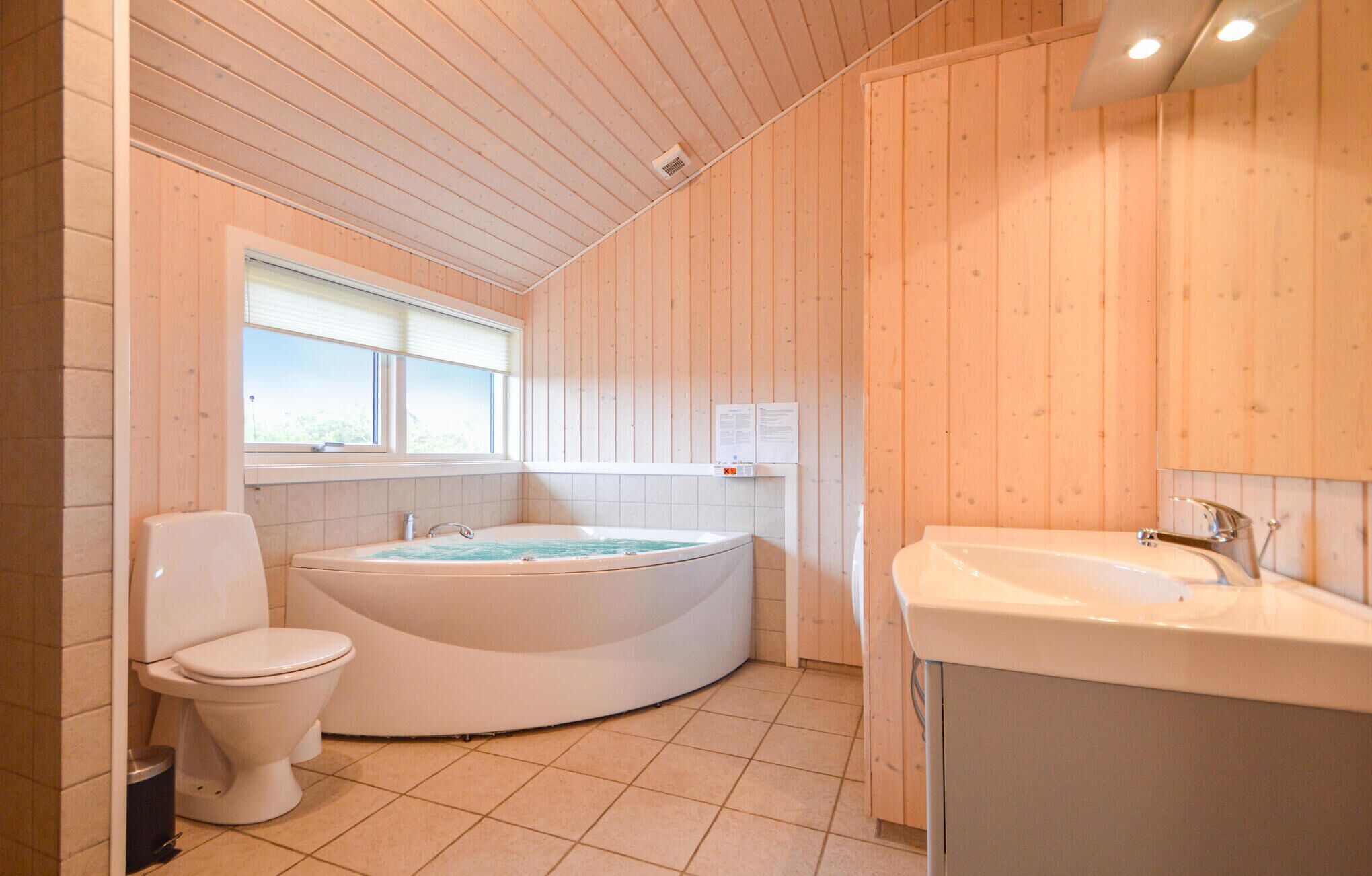 Ein Badezimmer mit Toilette, Badewanne und Waschbecken.