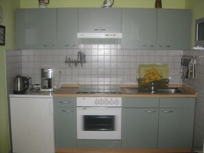 Køleskab, mikrobølgeovn, ovn, kaffe-/temaskine