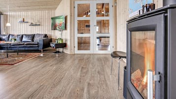 Televisión, chimenea, reproductor de DVD y tenis de mesa