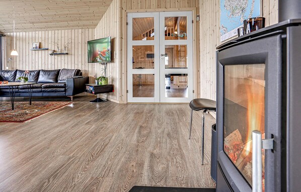 تلفزيون، مدفأة، مشغل دي في دي، تنس طاولة